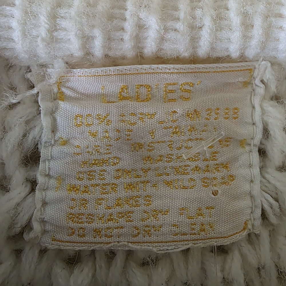 ✨ VINTAGE 70s Boho Cream Cable Knit Fringe Cape – Arm Openings – Cozy! - Picture 15 of 16